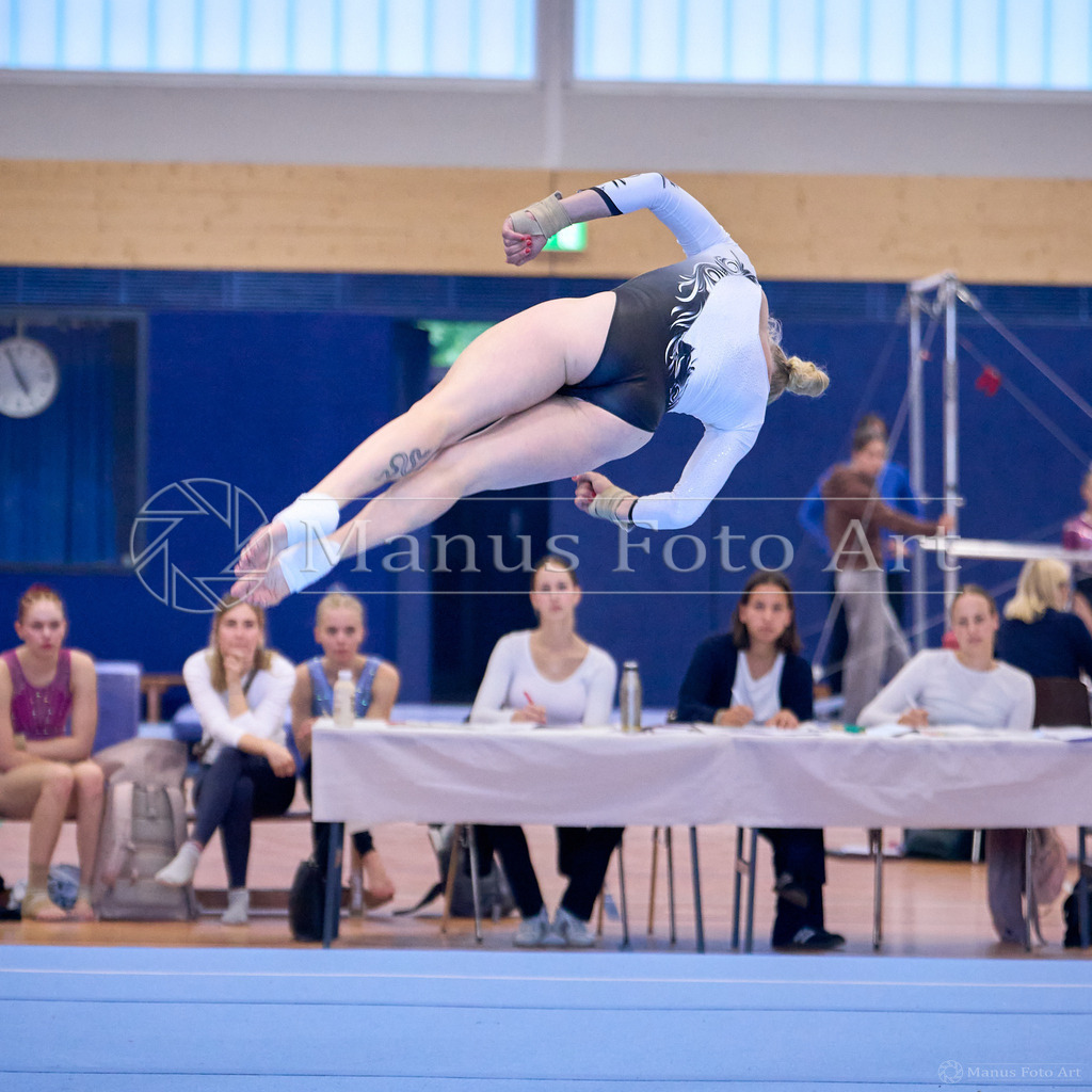 2024-10-06-3-C-DSC01066 | Professionelle Sportfotografie in Hamburg, Schleswig-Holstein und Niedersachsen – spezialisiert auf Rhönrad, Geräteturnen, Leistungsturnen und rhythmische Sportgymnastik. Bundesweite Begleitung von Rhönrad-Events. Jetzt Sport-Fotos - Realisiert mit Pictrs.com