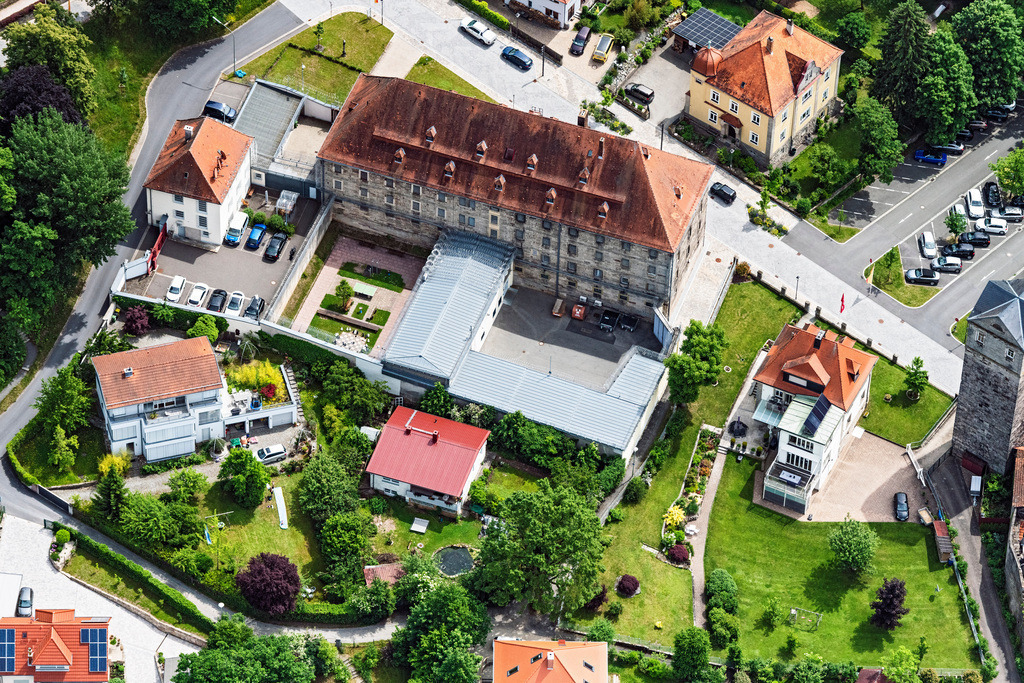 dr__0065622.jpg | KRONACH 15.06.2021 Gefängnis- Gelände und Sicherheitsumzäunung der Justizvollzugsanstalt JVA in Kronach im Bundesland Bayern, Deutschland. Nur für redaktionelle Nutzung freigegeben ! // Prison grounds and high security fence Prison in Kronach in the state Bavaria, Germany. Editorial use only ! Foto: Daniel Reiter
