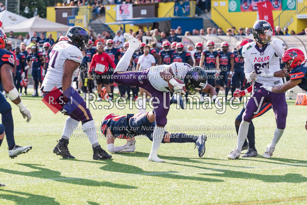 RS-1-003460 | Samuel Shannon (#2, Frankfurt, RB) weicht Karm Garcia Heermann (#20, Sea Devils, DB, GER) aus und springt über die Goal Line.