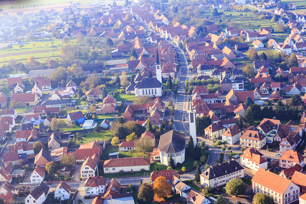 Luftbild: Zwei Kirchen in der Dorfmitte in Hatten im Bundesland Bas-Rhin in Frankreich. – Foto: IMG_075640.jpg vom 01.11.2014 durch Werner Riehm/FLY-FOTO.de – Auflösung des Originals: 5251 x 3501 px
