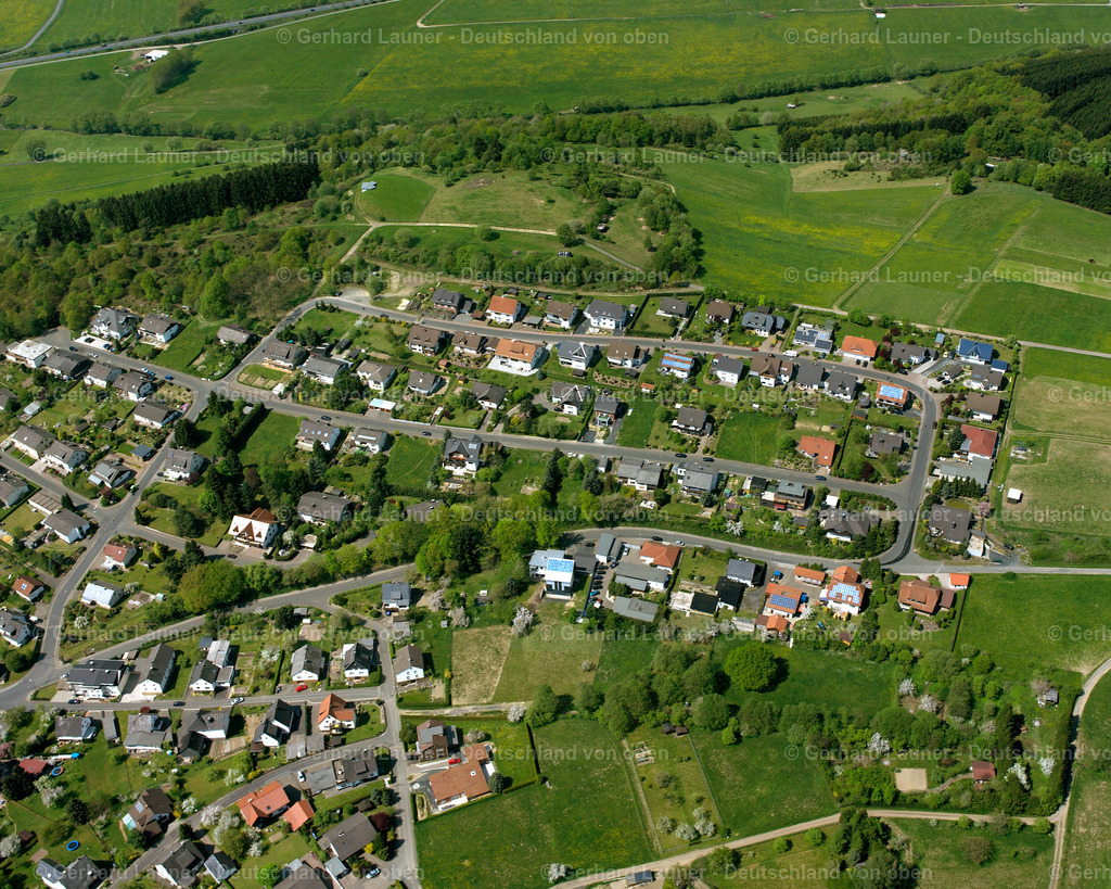 2610321 | EIERSHAUSEN 09.06.2006 Ortsansicht der Straßen und Häuser der Wohngebiete in Eiershausen im Bundesland Hessen, Deutschland // Town View of the streets and houses of the residential areas in Eiershausen in the state Hesse, Germany Foto: Gerhard Launer