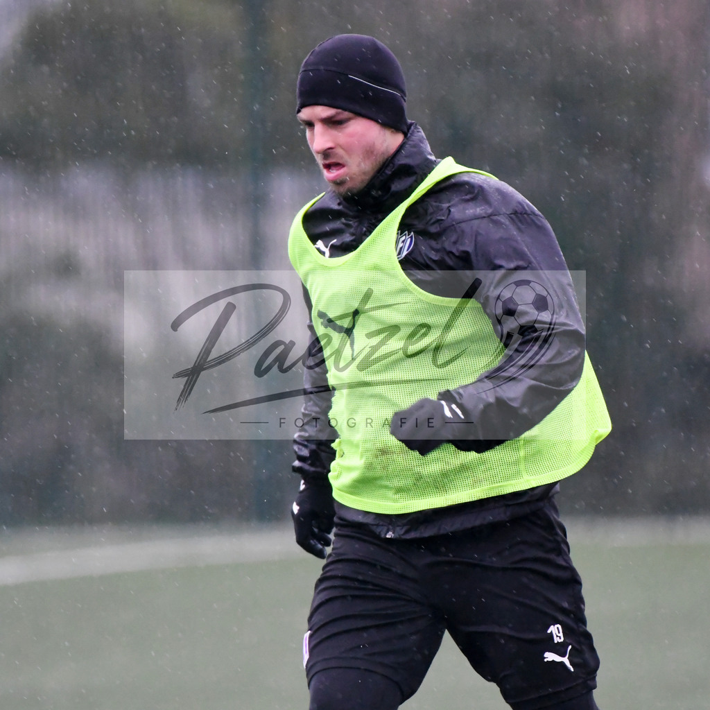 20200213_TRAOSN_0048 | Fussball, Herren: Kevin Wolze (VfL Osnabrueck) schaut waehrend der Trainingseinheit des VfL Osnabrueck im Sportpark Illoshoehe am 13.02.2020 in Osnabrueck, Deutschland. - Realisiert mit Pictrs.com