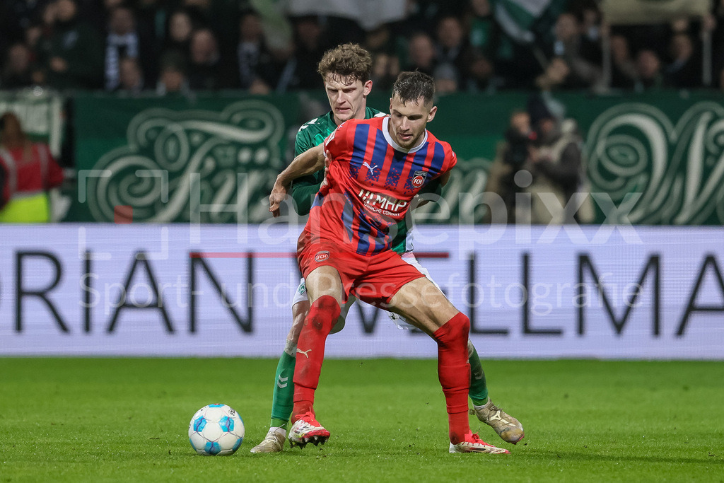 Fussball, Bundesliga, SV Werder Bremen - 1. FC Heidenheim | v.li.: Jens Stage (SV Werder Bremen, 6) und Marvin Pieringer (1. FC Heidenheim, 18) im Zweikampf, Duell, Dynamik, Aktion, Action, Spielszene, DIE DFL-RICHTLINIEN UNTERSAGEN JEGLICHE NUTZUNG VON FOTOS ALS SEQUENZBILDER UND/ODER VIDEOÄHNLICHE FOTOSTRECKEN. DFL REGULATIONS PROHIBIT ANY USE OF PHOTOGRAPHS AS IMAGE SEQUENCES AND/OR QUASI-VIDEO.