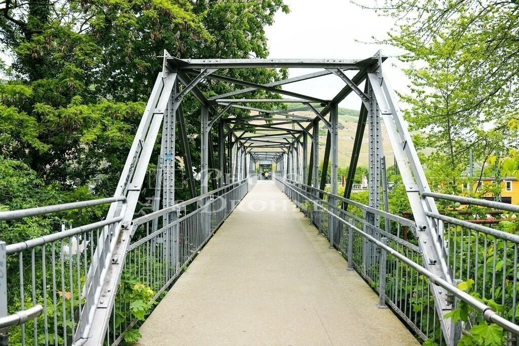 Fußgängerbrücke Bingen-8862 | Die Fußgängerbrücke in Bingen verbindet die Bundesstraße mit dem Hauptbahnhof Bingen. - Realisiert mit Pictrs.com