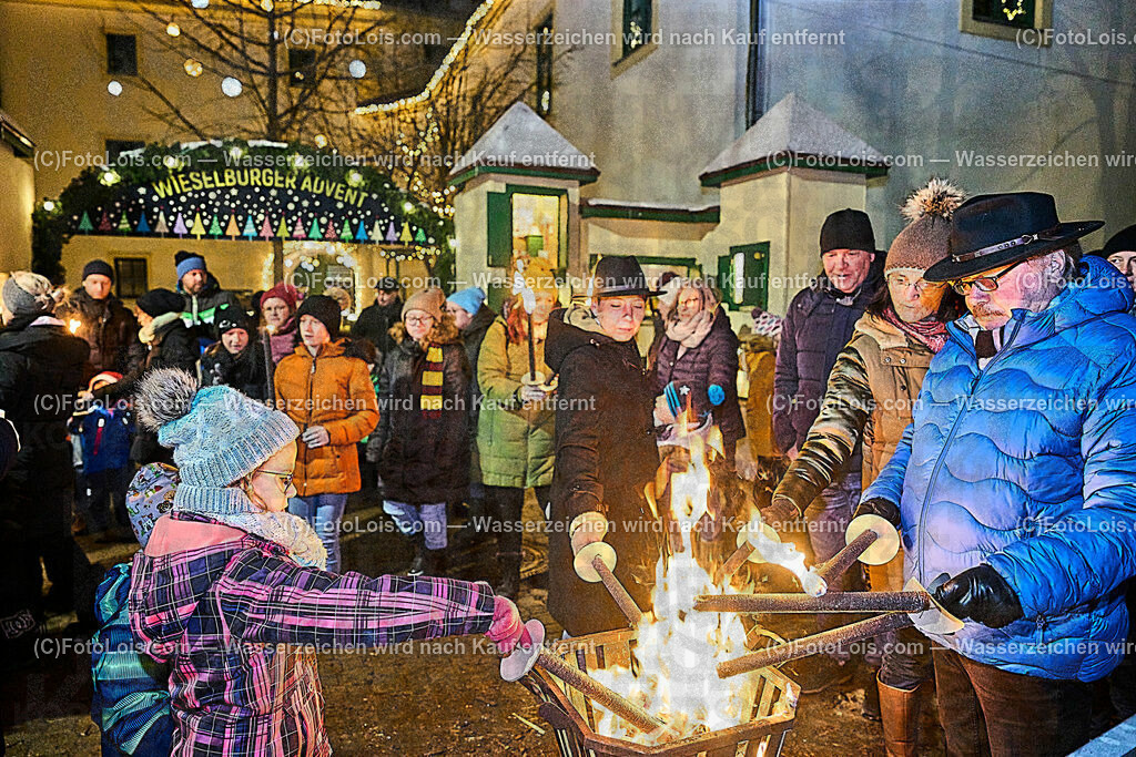 ALP9374_Wieselburger ADVENT_Wintersonnenwende_Fackeln | (C)FotoLois.com, Alois Spandl, Wieselburger Advent, Wintersonnenwendfeier mit Umzug durch die Stadt, Sonnenwendfeuer und Perchtenlauf mit Show im Schlosspark, Mitwirkung der Partnergemeinde EINBECK, Sa 17. Dezmber 2022.