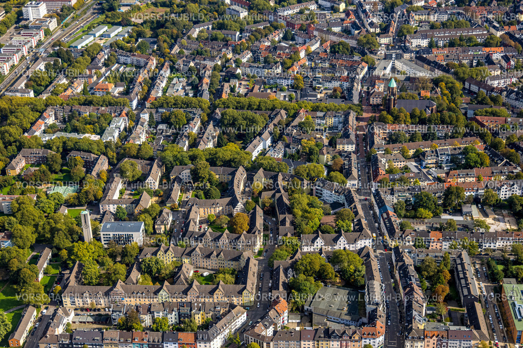 Essen241001449 | Luftbild, Siedlung Alfredshof Arbeitersiedlung der Firma Krupp, Ortsansicht Ortsteil Holsterhausen Wohngebiet Gemarkenstraße, hinten die kath. Kirche St. Mariä Empfängnis, Holsterhausen, Essen, Ruhrgebiet, Nordrhein-Westfalen, Deutschland