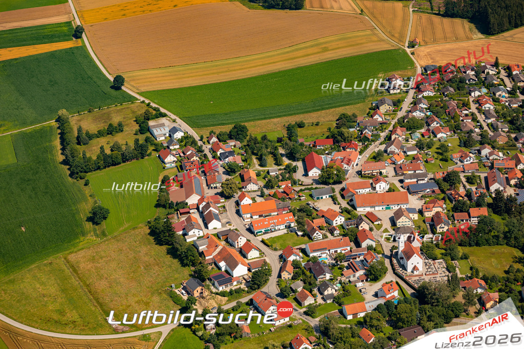 Das Luftbild zeigt : Baindlkirch Ried - Die Luftaufnahme wurde 2024 vom UL-Flugzeug aus erstellt ( keine Drohne ) - Hochauflösende Luftaufnahme - Für grossformatige Ausdrucke geeignet. Die Geschenkidee !Mit Lizenz und Bildrechte bestellbar