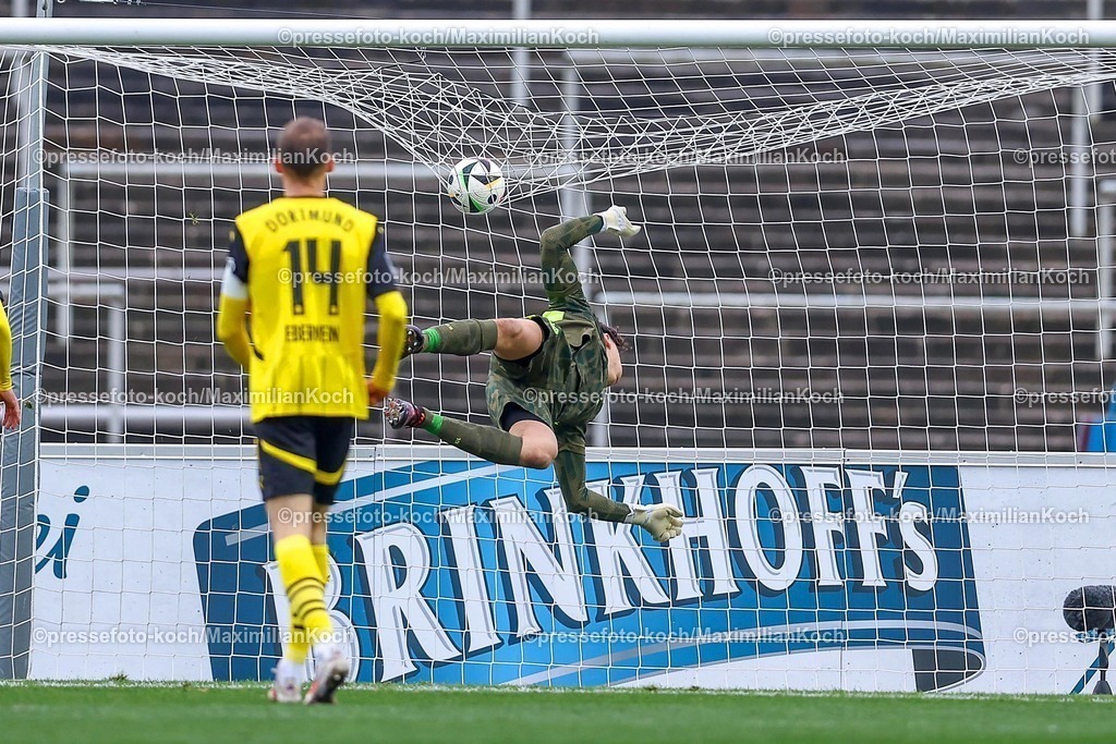 BVBII01032501031 | 2025.03.01, Fußball, 3.Liga, Borussia Dortmund II - Rot-Weiss Essen, Stadion Rote Erde, Saison 2024 2025: Silas Ostrzinski (BVBII #31) springt dem Ball hinterher