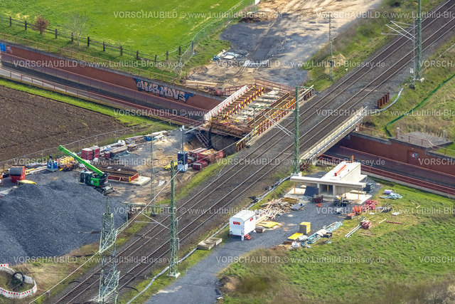 Voerde230301002Betuwe | Luftbild, Ausbau der Betuwe Linie zwischen Ruhrgebiet und den Niederlanden im Bereich Voerde zur dreigleisigen Bahnstrecke, , alle beschrankten Bahnübergänge werden entfallen oder durch Über- oder Unterführungen ersetzt werden. Vor allem ist die Ausbaumaßnahme für die Bahn mit der Verpflichtung verbunden, nunmehr Lärmschutz für die betroffenen Menschen zu gewähren. Stockum, Voerde, Niederrhein, Ruhrgebiet, Nordrhein-Westfalen, Deutschland