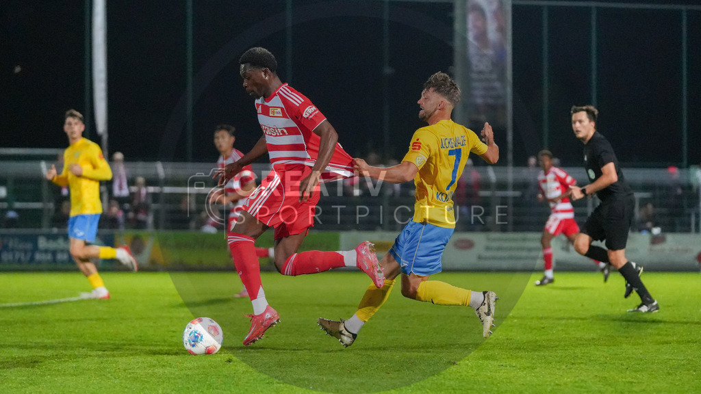 Fußball, Herren, Saison 2025/2026, Testspiel, Freundschaftsspiel, FSV 63 Luckenwalde vs. 1.FC Union Berlin, Mittwoch 08.10.2025, Werner-Seelenbinder-Stadion Luckenwalde, | Fußball, Herren, Saison 2025/2026, Testspiel, Freundschaftsspiel, FSV 63 Luckenwalde vs. 1.FC Union Berlin, Mittwoch 08.10.2025, Werner-Seelenbinder-Stadion Luckenwalde, Im Bild: Derrick Köhn (l. Union) und Clemens Koplin (r. Luckenwalde) - Realisiert mit Pictrs.com