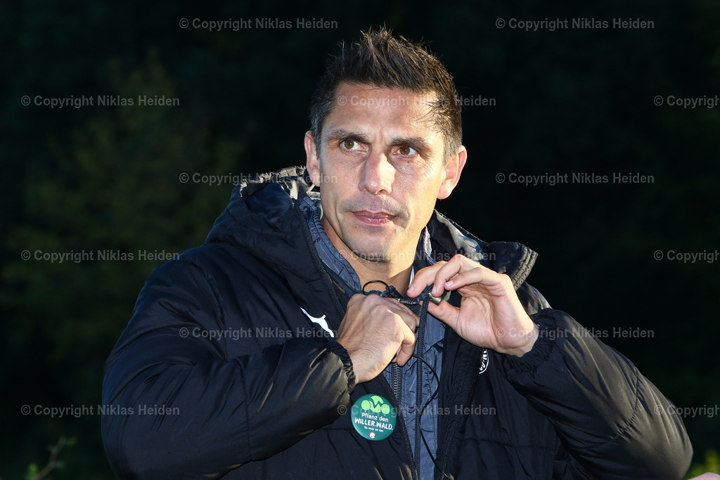 NH_HolsteinKiel_WillerWald_17102023 | Marcel Rapp (Trainer, Holstein Kiel) pflanzt Bäume für die Aktion von "Willer Wald".