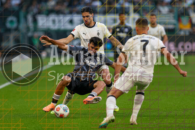 Borussia Mönchengladbach vs Eintracht Frankfurt - Bundesliga  | Mönchengladbach, Deutschland, 27.09.25:   Can Yilmaz Uzun (Eintracht Frankfurt) und Kevin Diks (Borussia Mönchengladbach) im Kampf um den Ball waehrend des Spiels der Bundesliga zwischen Borussia Mönchengladbach vs Eintracht Frankfurt im Stadion im Borussia Park(Foto von Brauer-Fotoagentur / Adrian Schlueter)