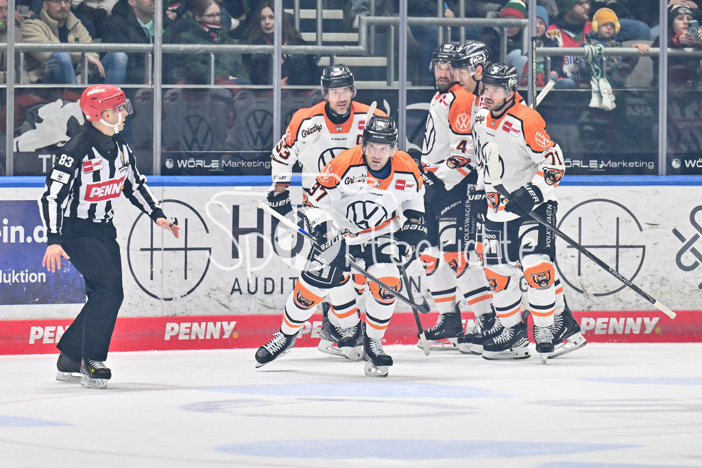 Augsburger Panther - Grizzlys Wolfsburg | AUGSBURG, GERMANY - 15. MARCH: Jubel der Gäste nach dem Treffer zum 1-1 durch Matt WHITE (Grizzlys Wolfsburg 97) Tor / Torschuetze / Freude / Happy während dem Match zwischen den Augsburger Panthern und den Grizzlys Wolfsburg am 52. Spieltag der Penny DEL im Curt Frenzel Stadion