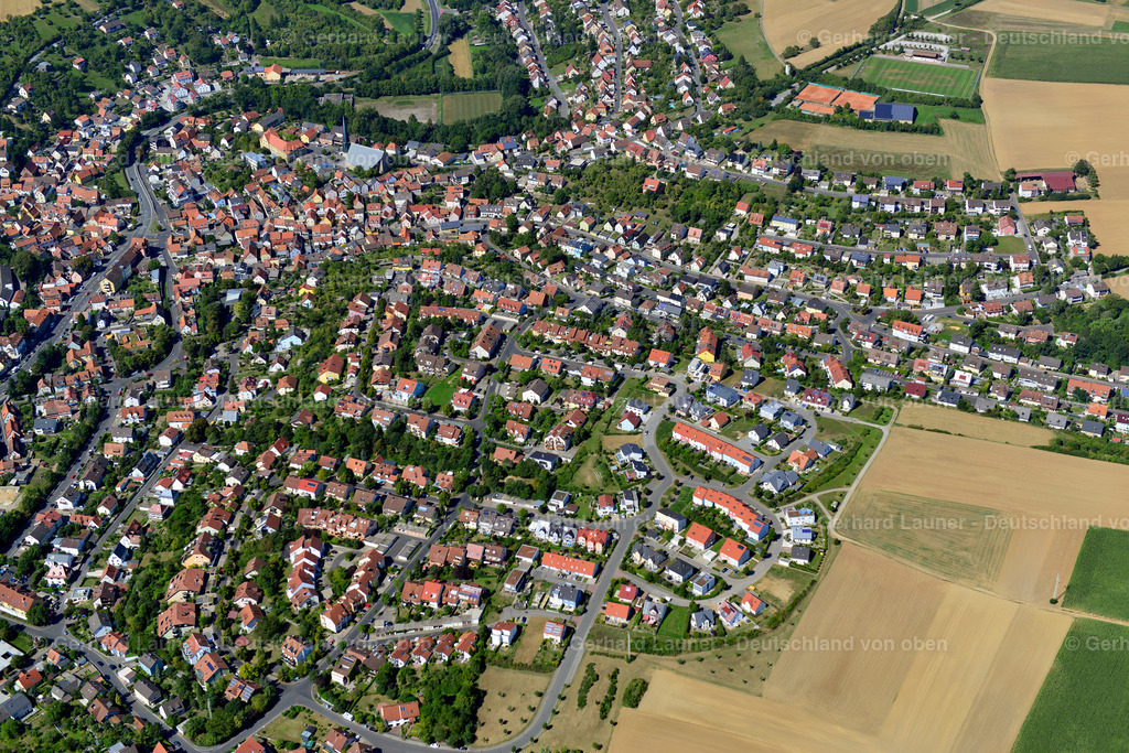 3650157 | VERSBACH 31.08.2016 Wohngebiet einer Einfamilienhaus- Siedlung am Rande von landwirtschaftlichen Feldern in Versbach im Bundesland Bayern, Deutschland // Single-family residential area of settlement on the edge of agricultural fields in Versbach in the state Bavaria, Germany Foto: Gerhard Launer