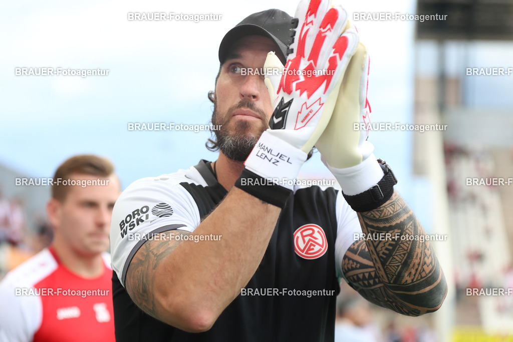 Rot-Weiss Essen - TSV Alemannia Aachen | Essen, Deutschland, 31.08.2025 Manuel Lenz (Rot-Weiss Essen) begrüßt die Fanswährend des 3.Liga Spiels zwischen  Rot-Weiss Essen und Alemannia Aachen am 31.08.2025 im Stadion an der Hafenstraße in Essen. (Foto von Timo Bluhmki-Schmidt/Brauer Fotoagentur