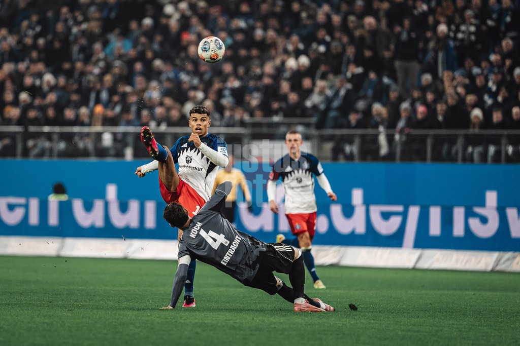 Fußball | Männer | Saison 2025/2026 | 1. Fußball-Bundesliga | 15. Spieltag | Hamburger SV vs. Eintracht Frankfurt | 20.12.2025 | v.l. Ransford-Yeboah Königsdörffer (#11, HSV) gegen Robin Koch (#4, Eintracht Frankfurt)