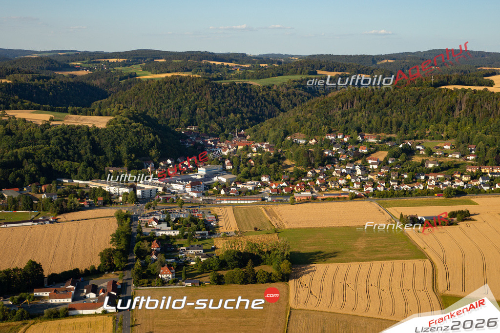 Das Luftbild zeigt :  Wirsberg - Die Luftaufnahme wurde 2023 vom UL-Flugzeug aus erstellt ( keine Drohne ) - Hochauflösende Luftaufnahme - Für grossformatige Ausdrucke geeignet. Die Geschenkidee !Mit Lizenz und Bildrechte bestellbar