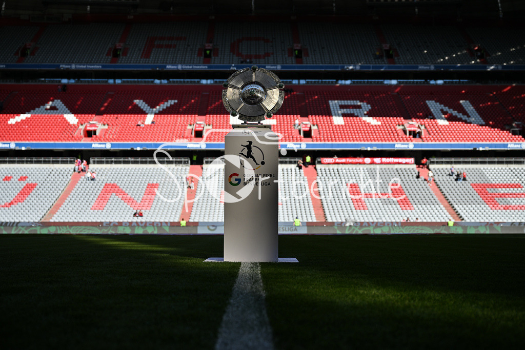 FC Bayern München - Bayer 04 Leverkusen | Die Meisterschale der Google Pixel Frauen Bundesliga steht vor Anpiff in der Sonne / Symbolbild / Google Pixle Frauen-Bundsliga: FC Bayern München - Bayer 04 Leverkusen; Allianz Arena am 06.09.2025