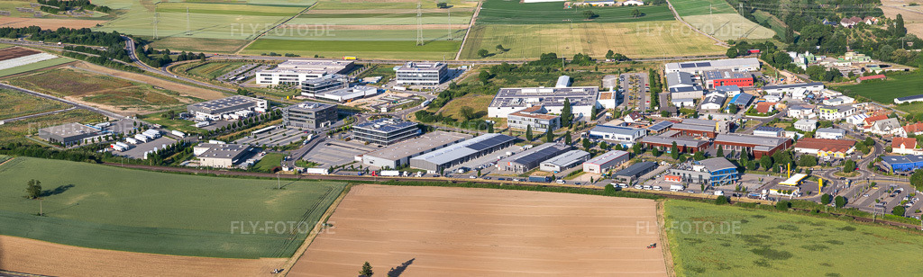 Luftbild: Industriegebiet Nord Panorama in Rülzheim im Bundesland Rheinland-Pfalz in Deutschland. Foto: IMG_136175-Pano.jpg vom 07.06.2023 durch Werner Riehm/FLY-FOTO.de – Auflösung des Originals: 12973 x 3898 px