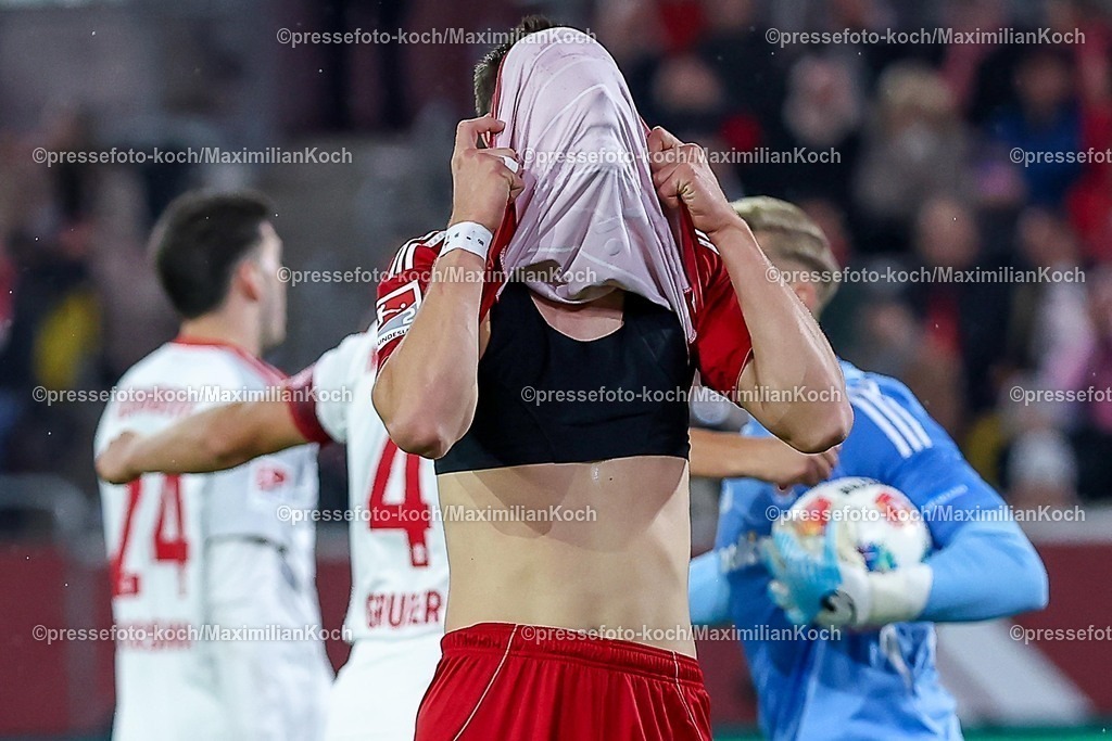 F9503102501147 | 03.10.2025, Fußball, Fortuna Düsseldorf - 1.FC Nürnberg, 2. Fußball Bundesliga, Merkur Spiel-Arena, Saison 2025 2026: Danny Schmidt&nbsp;(Fortuna Düsseldorf #22) versteckt sein gesicht enttäuscht hinter dem Trikot nach der verschossenen Torchance  Enttäuschung EnttäuschtDFB regulations prohibit any use of photographs as image sequences and or quasi-video.