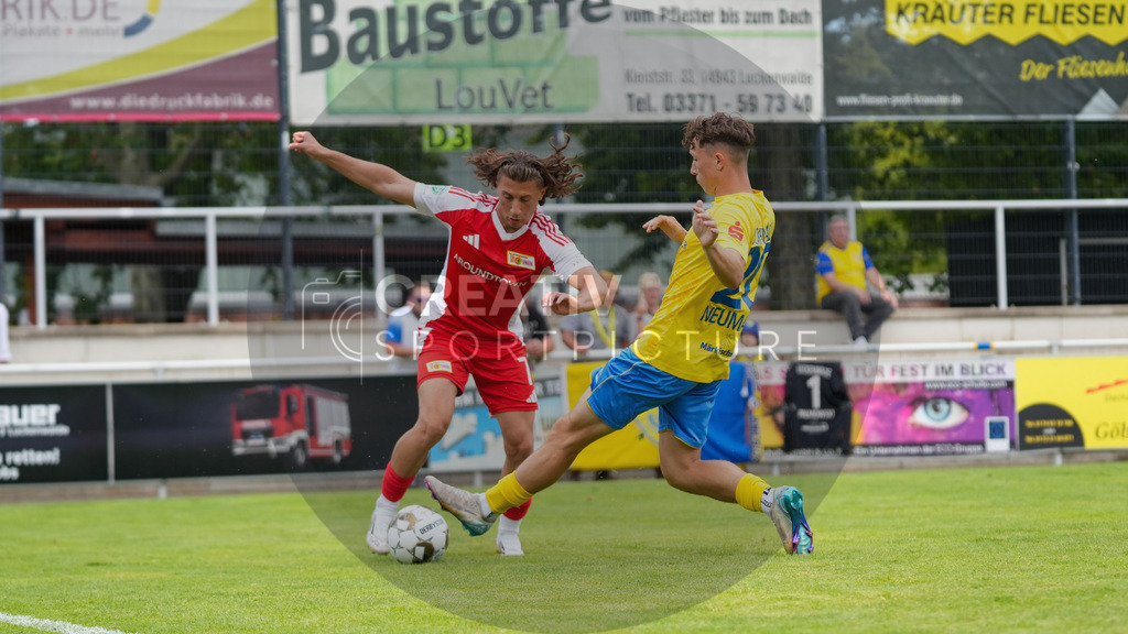 Fußball, Herren, Saison 2025/2026, 3. Luckenwalder Turmpokal, Werner-Seelenbinder-Stadion Luckenwalde, Spiel: FSV 63 Luckenwalde vs. 1.FC Union Berlin U19,  | Fußball, Herren, Saison 2025/2026, 3. Luckenwalder Turmpokal, Werner-Seelenbinder-Stadion Luckenwalde, Spiel: FSV 63 Luckenwalde vs. 1.FC Union Berlin U19, Im Bild: Musa Alkan (l. Union) und Len Neumann (r. Luckenwalde) - Realisiert mit Pictrs.com