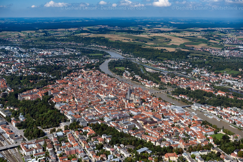 4050804 | REGENSBURG 02.09.2021 Altstadtbereich und Innenstadtzentrum " am Ufer des Flußverlaufes der Donau " in Regensburg im Bundesland Bayern, Deutschland. Weiterführende Informationen bei: Stadt Regensburg. // Old Town area and city center " on the banks of the Danube river " in Regensburg in the state Bavaria, Germany. Further information at: Stadt Regensburg. Foto: Gerhard Launer