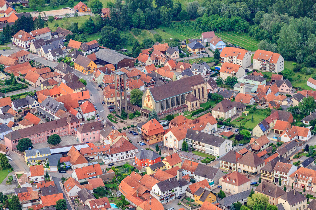 Aerial view: Town center with Église Saint-Étienne in Seltz in the state Bas-Rhin, France. – Photo: IMG_28776.jpg taken on 06/14/2010 by Werner Riehm/FLY-FOTO.com – Resolution of the original: 4752 x 3168 px – SELTZPAROISSE.FREE.FR/