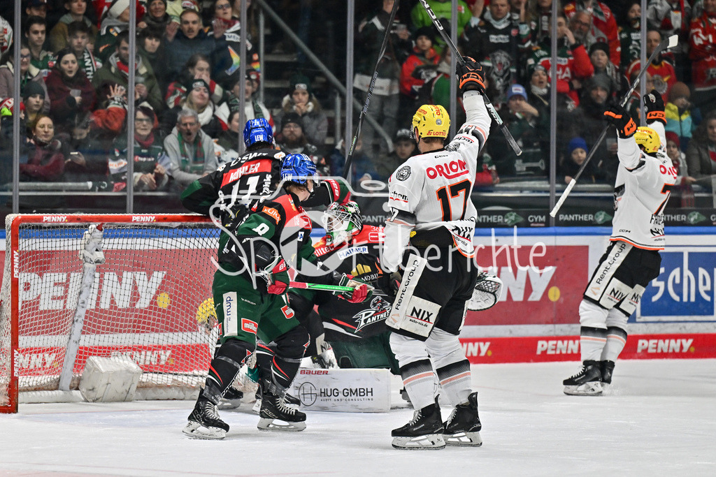 Augsburger Panther - Löwen Frankfurt  | Jubel der Gaeste nach dem Treffer zum 0-1 durch Daniel WIRT (Löwen Frankfurt #76) / Freude / Happy / Tor / Torschuetze / DEL: Augsburger Panther - Loewen Frankfurt, Curt Frenzel Stadion am 12.01.2025