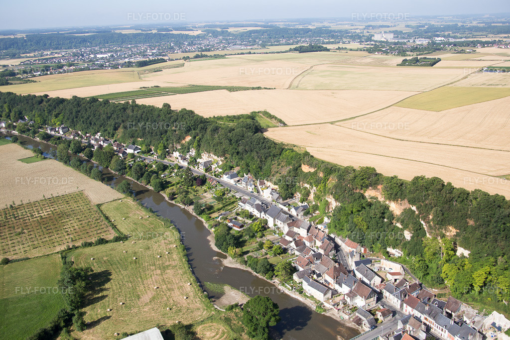 Luftbild: Ortsansicht in Saint-Rimay im Bundesland Loir-et-Cher in Frankreich. Foto: IMG_081135.jpg vom 19.06.2015 durch Werner Riehm/FLY-FOTO.de
