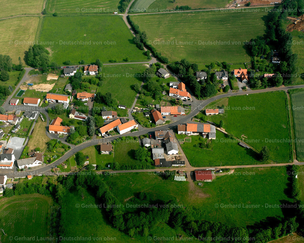 2615844 | KAULSTOß 09.06.2006 Landwirtschaftliche Nutzflächen und Feldgrenzen  umsäumen das Siedlungsgebiet des Dorfes in Kaulstoß im Bundesland Hessen, Deutschland // Agricultural land and field boundaries surround the settlement area of the village  in Kaulstoß in the state Hesse, Germany Foto: Gerhard Launer