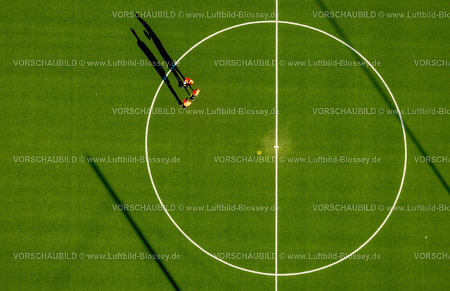 Bottrop240107524 | Luftbild, Jahnstadion Fußballplatz des VfB Bottrop 1900 e.V., Spieler im Mittelkreis, Süd-West, Bottrop, Ruhrgebiet, Nordrhein-Westfalen, Deutschland