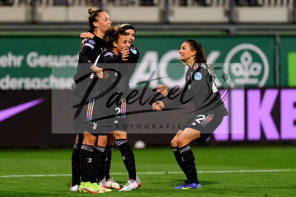 WOBJUV20211118_063 | Fussball, Frauen: Andrea Staskova (Juventus FC) Torjubel, jubelt mit ihrer Mannschaft nach dem Treffer zum 0:2 bei dem Spiel der UEFA Women´s Champions League zwischen VfL Wolfsburg und Juventus Turin im AOK-Stadion am 18.11.2021 in Wolfsburg, Deutschland. - Realisiert mit Pictrs.com