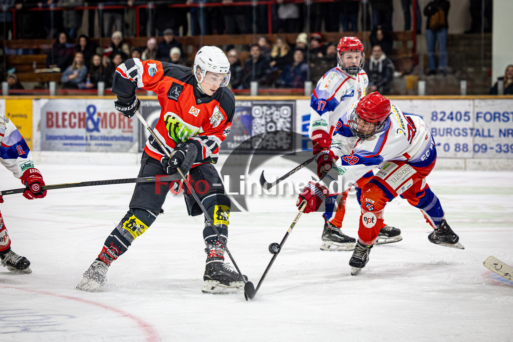 Peißenberg MINERS U20 gegen EC Peiting U20 | Eishockey Bayernliga U20 Vorrunde, Peißenberg MINERS U20 gegen EC Peiting U20, 20260228,Zweikampf,2026-02-28 in Peißenberg (flatbuy Arena Peißenberg), Copyright: WolfgangxLindner www.foto-lindner.de