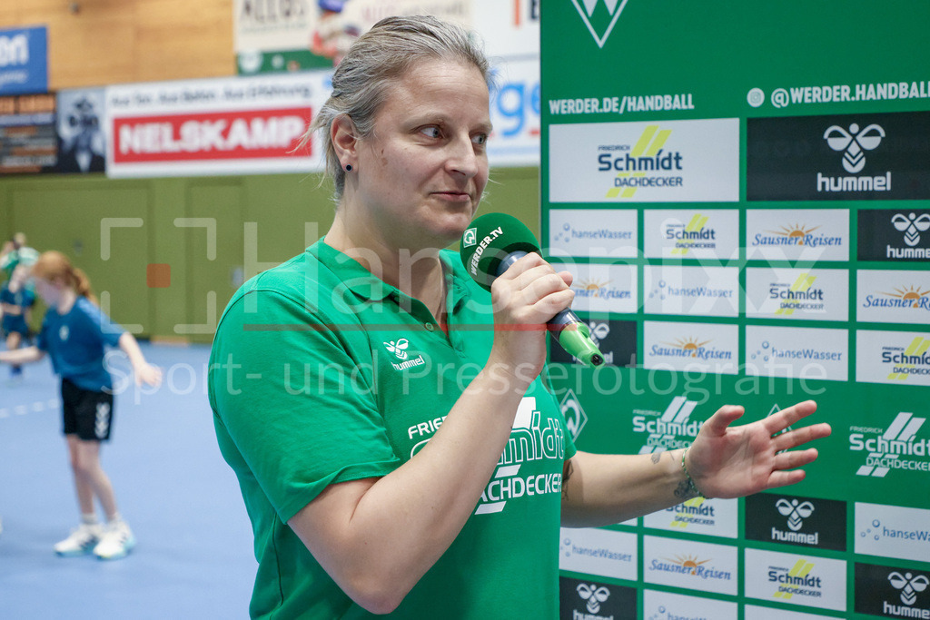 Handball, 2. Bundesliga Frauen, SV Werder Bremen - 1. FSV Mainz 05 | Renee Verschuren (Trainerin, Cheftrainerin, SV Werder Bremen) während der Pressekonferenz nach dem Spiel, Portrait, Nahaufnahme, Einzelfoto, Einzelbild