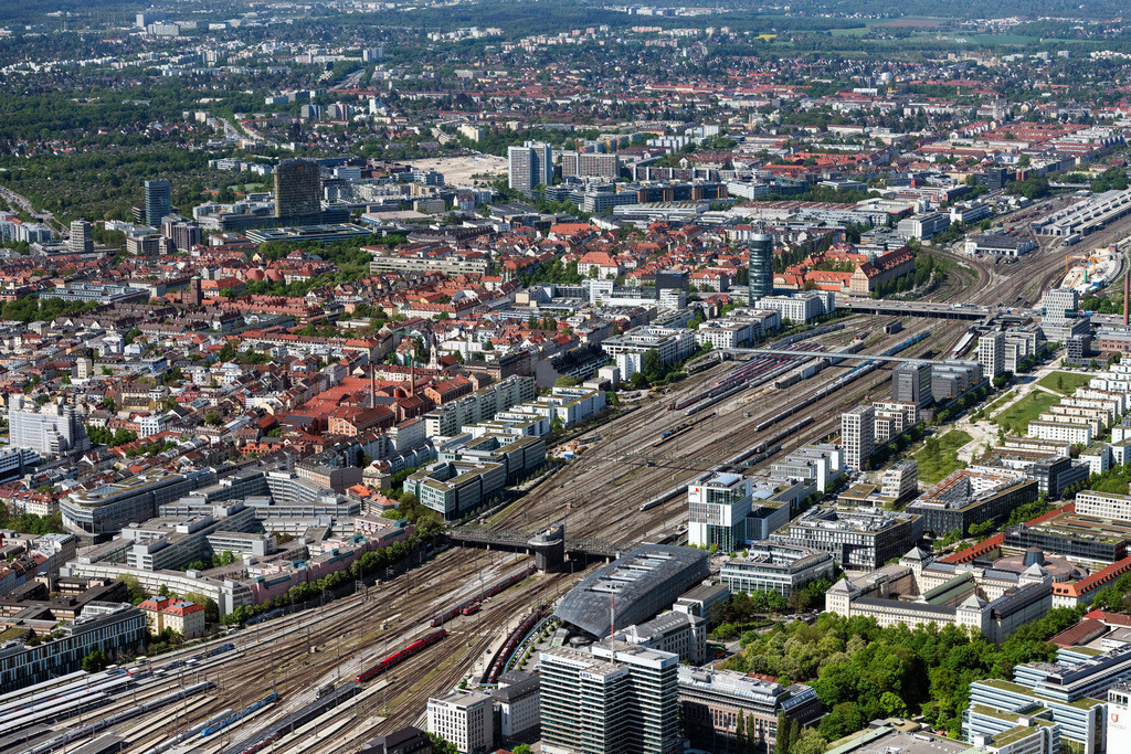 dr__0064141.jpg | MüNCHEN 29.04.2025 Eisenbahn- Brückenbauwerk zur Streckenführung der Bahn- Gleise " Hackerbrücke " an der Grasserstraße im Ortsteil Maxvorstadt in München im Bundesland Bayern, Deutschland. Weiterführende Informationen bei: DB InfraGO AG,  Deutsche Bahn AG. // Railway bridge building to route the train tracks " Hackerbruecke " on an der Grasserstrasse in the district Maxvorstadt in Munich in the state Bavaria, Germany. Further information at: DB InfraGO AG,  Deutsche Bahn AG. Foto: Daniel Reiter
