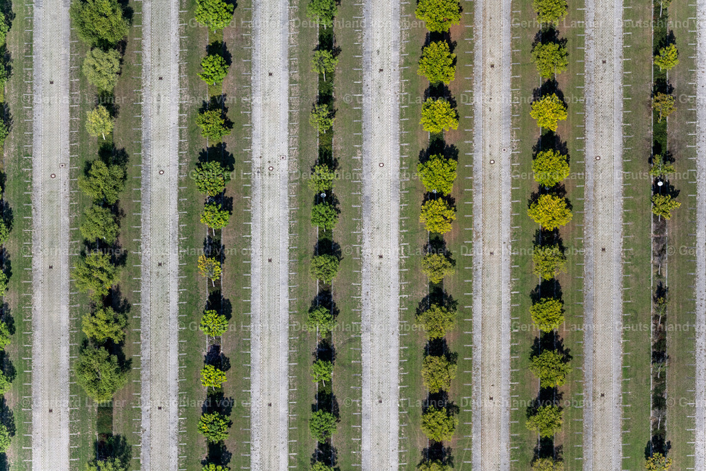 4039897 | LEIPZIG 14.09.2020 Baumreihen am Parkplatz und Abstellfläche für Automobile - PKW auf dem Gelände der Leipziger Messe in Leipzig im Bundesland Sachsen, Deutschland. Weiterführende Informationen bei: LMI - Leipziger Messe International GmbH,  gmp International GmbH. // Parking and storage space for automobiles on the fairgrounds of Leipziger Messe in Leipzig in the state Saxony, Germany. Further information at: LMI - Leipziger Messe International GmbH,  gmp International GmbH. Foto: Gerhard Launer