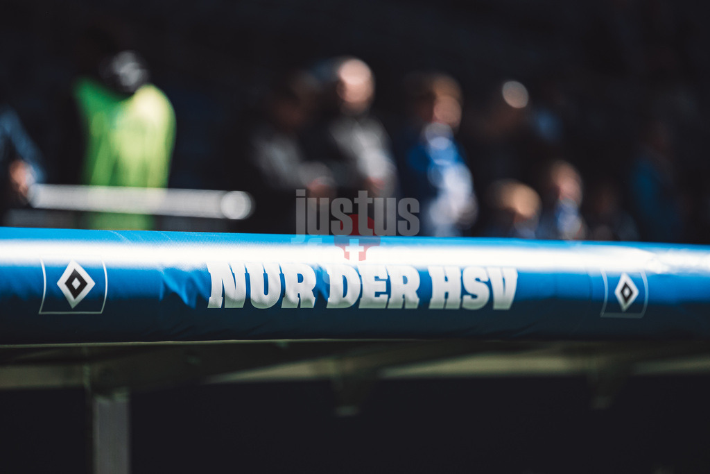 Fußball | Männer | Saison 2025/2026 | 1. Fußball-Bundesliga | 28. Spieltag | Hamburger SV vs. FC Augsburg | 04.04.2026 | Aufschrift auf der Spielerbank des HSV Nur der HSV