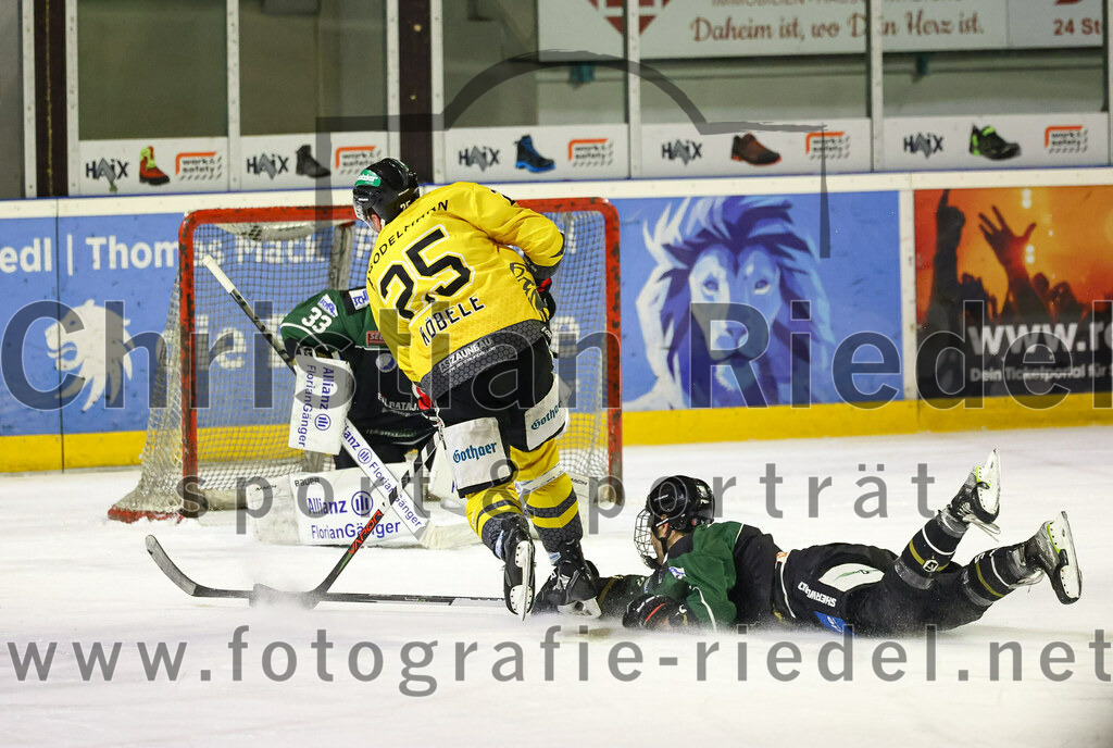 2023-02-10_130_TSV_Erding_gegen_ERSC_Amberg | Erding, Deutschland, 10.02.2023:
Eishockey, Bayernliga Meisterrunde Gruppe B 2022 / 2023, 3. Spieltag, TSV Erding gegen ERSC Amberg, Endergebnis: 6:3

Torwart Thomas Hingel (Erding Gladiators, #33), Felix Köbele (ERSC Amberg, #25), 

Foto: Christian Riedel / fotografie-riedel.net