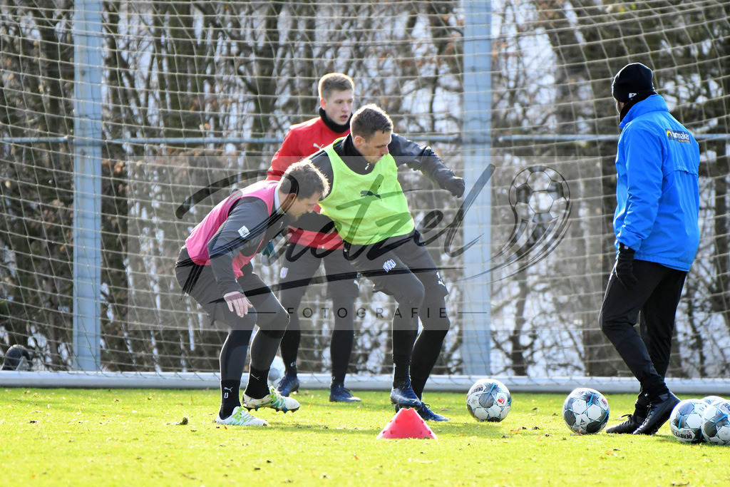 20200215_TRAOSN_0036 | Fussball, Herren: Ulrich Taffertshofer (VfL Osnabrueck) und Maurice Trapp (VfL Osnabrueck) im Zweikampf waehrend der Trainingseinheit des VfL Osnabrueck im Sportpark Illoshoehe am 15.02.2020 in Osnabrueck, Deutschland. - Realisiert mit Pictrs.com