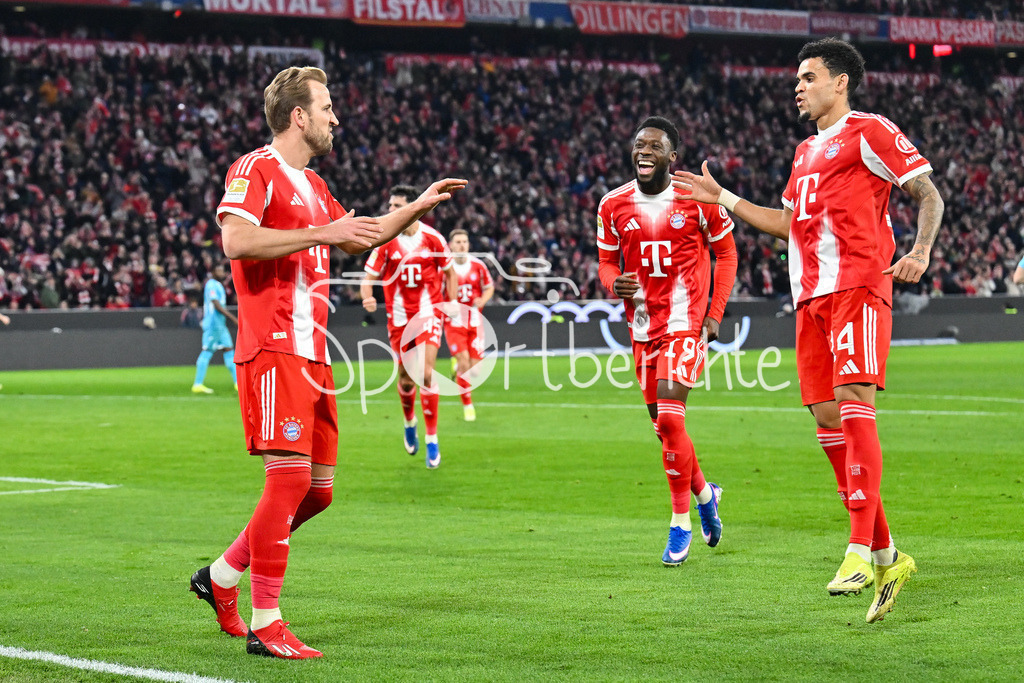 FC Bayern München - TSG 1899 Hoffenheim | MUNICH, GERMANY - 08. FEBRUARY: Jubel der Bayern nach dem Treffer zum 1-0 durch Harry KANE (FC Bayern Munich 9) / Foulelfmeter während dem Bundesligamatch zwischen dem FC Bayern München und der TSG 1899 Hoffenheim am 21. Spieltag in der Allianz Arena / DFL REGULATIONS PROHIBIT ANY USE OF PHOTOGRAPHS AS IMAGE SEQUENCES AND/OR QUASI-VIDEO / Luis DIAZ (FC Bayern Munich 14)