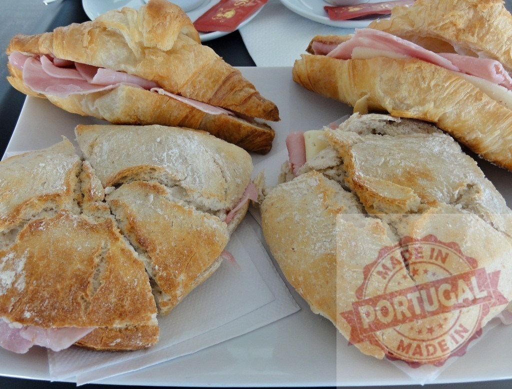 Croissant and ciabatta sandwiches with ham and cheese | Ham and cheese sandwiches made with croissant and ciabatta bread on a white plate - Realisiert mit Pictrs.com