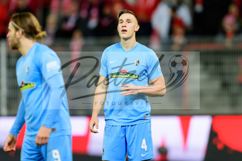 FCUFRE20211215_008 | Fussball, Herren: Nico Schlotterbeck (SC Freiburg) schaut bei dem Spiel der 1. Bundesliga zwischen 1. FC Union Berlin und SC Freiburg im Stadion An der Alten Foersterei am 15.12.2021 in Berlin, Deutschland.DFB / DFL REGULATIONS PROHIBIT ANY USE OF PHOTOGRAPHS AS IMAGE SEQUENCES AND/OR QUASI-VIDEO. - Realisiert mit Pictrs.com