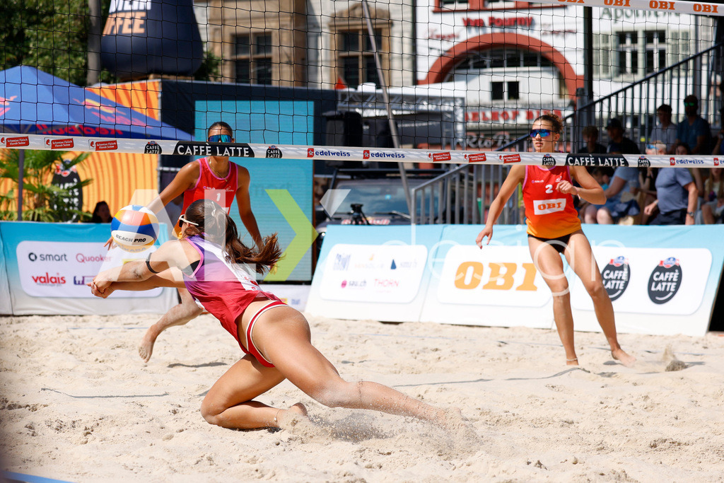 Obi BeachTour 2026 - Basel | BASEL, SWITZERLAND - JULY 19: ZOÉ FLÜCKIGER (SUI) during the Obi BeachTour 2026 match between CSONTOS / DEECKE (SUI) and FLÜCKIGER / DEMIERRE (SUI) at Barfüsserplatz on July 19, 2026 in Basel, Switzerland. - Realisiert mit Pictrs.com