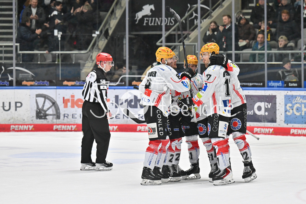 Augsburger Panther - Fischtown Bremerhaven | AUGSBURG, GERMANY - 25. JANUARY: Jubel der Gäste nach dem Siegtreffer zum 2-1 durch Nino KINDER (Fischtown Pinguins 8) / Tor / Torschuetze / Freude / Happy während dem Match zwischen den Augsburger Panthern und den Fischtown Pinguins am 43. Spieltag der Penny DEL im Curt Frenzel Stadion