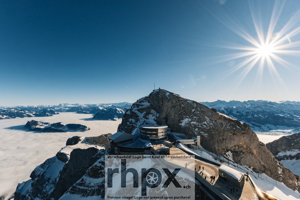 Winterpanorama mit Nebelmeer am Pilatus | Ein klarer Wintertag über dem Nebelmeer: Die Sonne strahlt über dem verschneiten Gipfel des Pilatus und lässt die Zentralschweiz in hellem Licht erglühen. - Realisiert mit Pictrs.com