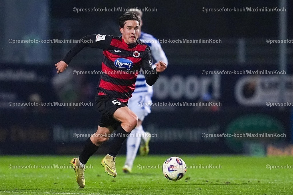 xYDRx21122501045 | 21.12.2025, xydrx, Fußball, 3.Liga, FC Viktoria Köln - MSV Duisburg, Saison 2025 2026, Sportpark Höhenberg: Leonhard Muenst (FC Viktoria Köln #5)        DFB regulations prohibit any use of photographs as image sequences and or quasi-video.Photo: xYannisxDreimannxPressefotoKochx