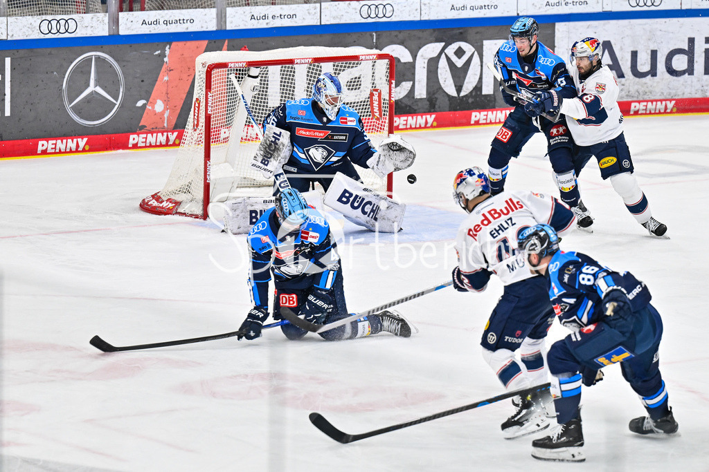 ERC Ingolstadt - EHC RB München | INGOLSTADT, GERMANY - 27. MAERZ: der Schuss von Ysin EHLIZ (RB München 42) geht am Tor vorbei während dem Match zwischen dem ERC Ingolstadt und dem EHC RB München bei Spiel 2 des DEL Playoff Viertelfinales in der Saturn Arena