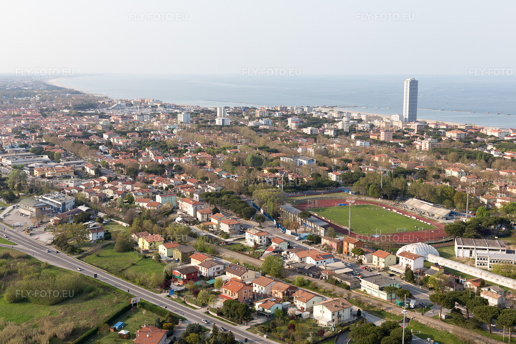 Vue aérienne: Vue de la ville à Case Lontani dans le département Émilie-Romagne, Italie. Photo: IMG_098433.jpg prise le 05/04/2017 par Werner Riehm/FLY-FOTO.eu – Résolution de l'original: 5472 x 3648 px