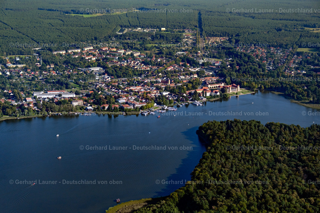4062402 | RHEINSBERG 08.09.2021 Stadtansicht des Innenstadtbereiches an den Uferbereichen des Grienericksee in Rheinsberg im Bundesland Brandenburg, Deutschland. // City view of the downtown area on the shore areas of Grienericksee in Rheinsberg in the state Brandenburg, Germany. Foto: Gerhard Launer