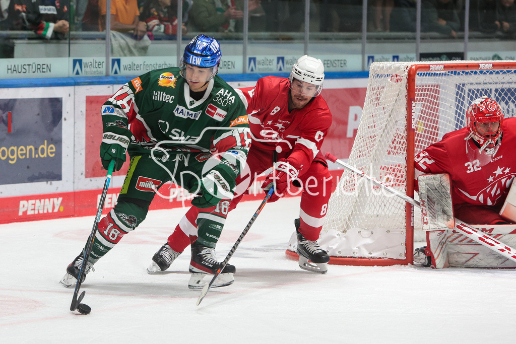 Augsburger Panther - Klagenfurter AC | Antoine MORAND (AEV #18) am Puck im duell mit Nick PETERSEN (KAC #8)